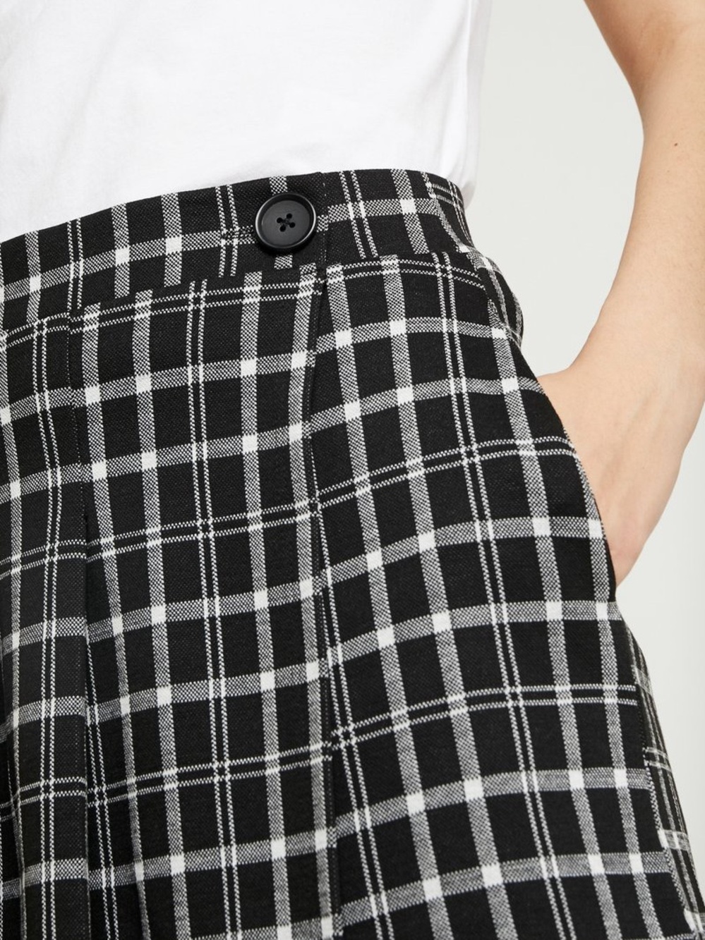 Hollister Black and White Plaid Ultra High-Rise Skort - Picture 5 of 8